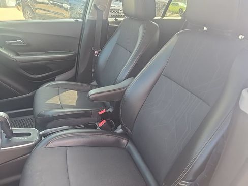 Used 2017 Chevrolet Trax LT w/ LT Convenience Package FWD image 9