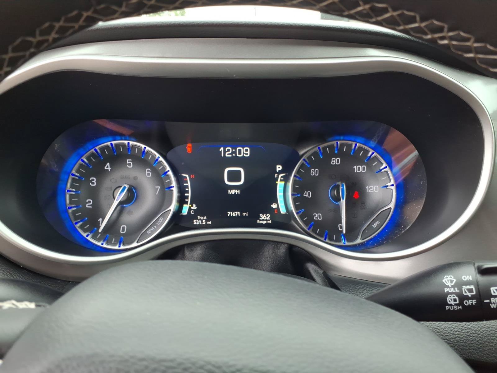 Used 2025 Chrysler Pacifica Select FWD image 12
