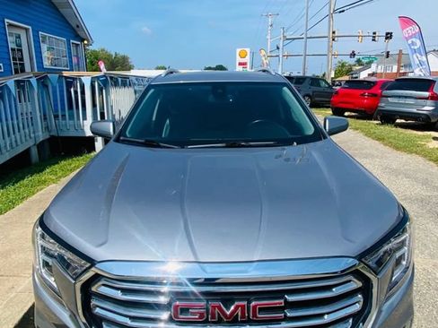 Used 2023 GMC Terrain SLT AWD/4WD image 3