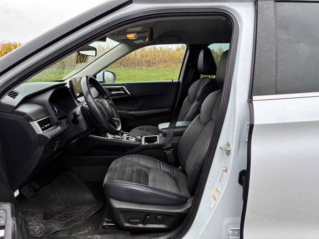 Used 2023 Mitsubishi Outlander ES AWD/4WD image 9