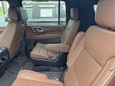 Used 2024 Chevrolet Suburban High Country AWD/4WD image 17