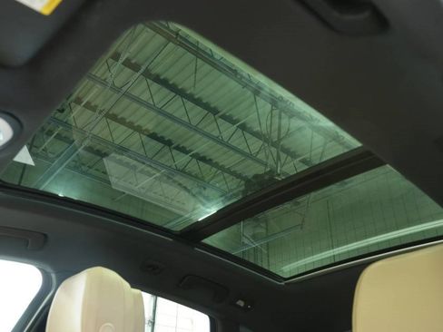 Used 2025 Porsche Macan image 36