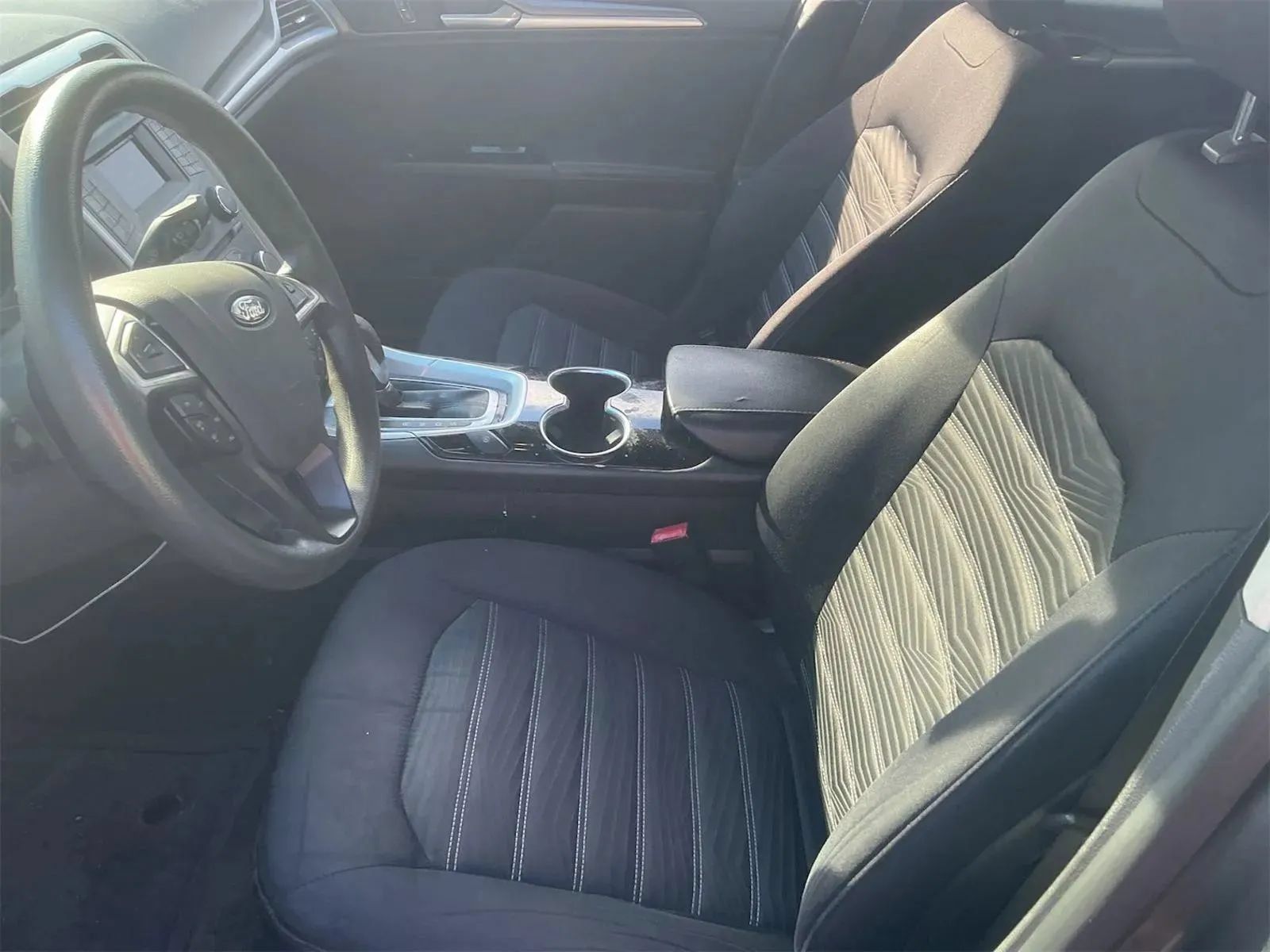Used 2016 Ford Fusion SE FWD image 3