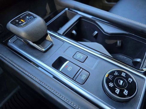 Used 2024 Nissan Pathfinder SL w/ Black Appearance Package image 35