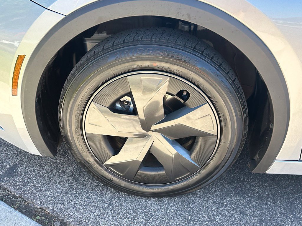 Used 2025 Toyota Prius LE FWD image 12