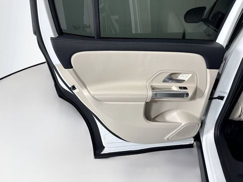 Used 2025 Mercedes-Benz GLB 250 image 26