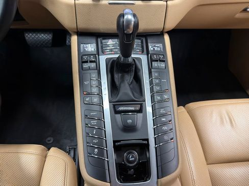 Used 2018 Porsche Macan AWD/4WD image 21