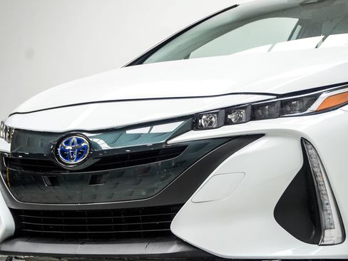 Used 2021 Toyota Prius Prime XLE FWD image 2