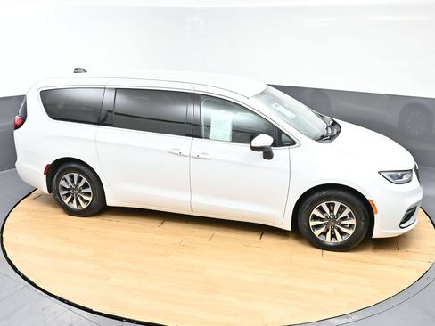 Used 2023 Chrysler Pacifica Touring-L FWD image 8