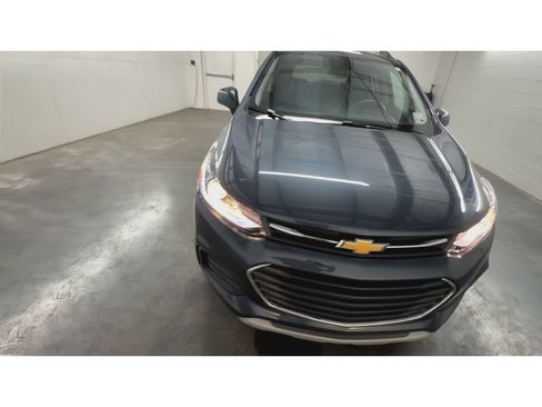 Used 2022 Chevrolet Trax LT w/ LT Convenience Package FWD image 3