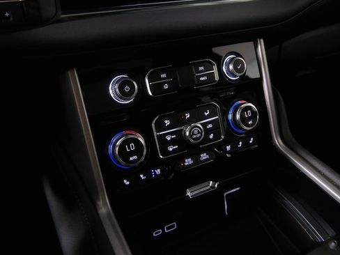 Used 2024 GMC Yukon Denali w/ Advanced Technology Package AWD/4WD image 30