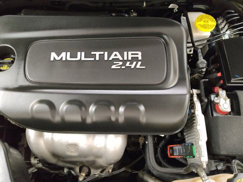 Used 2019 Jeep Cherokee Latitude w/ Cold Weather Group AWD/4WD image 30