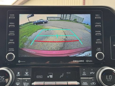 Used 2022 Toyota Highlander XLE AWD/4WD image 22