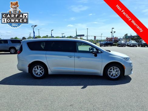 Used 2024 Chrysler Pacifica Touring-L FWD image 6