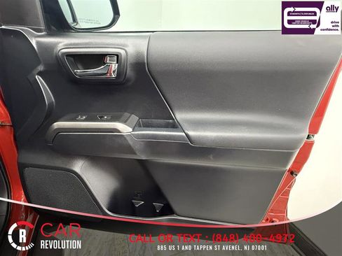 Used 2018 Toyota Tacoma TRD Sport AWD/4WD image 36