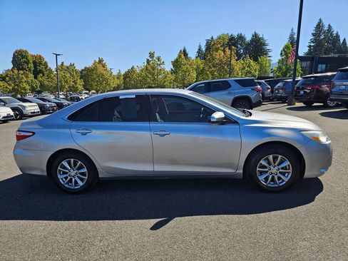Used 2015 Toyota Camry LE FWD image 4