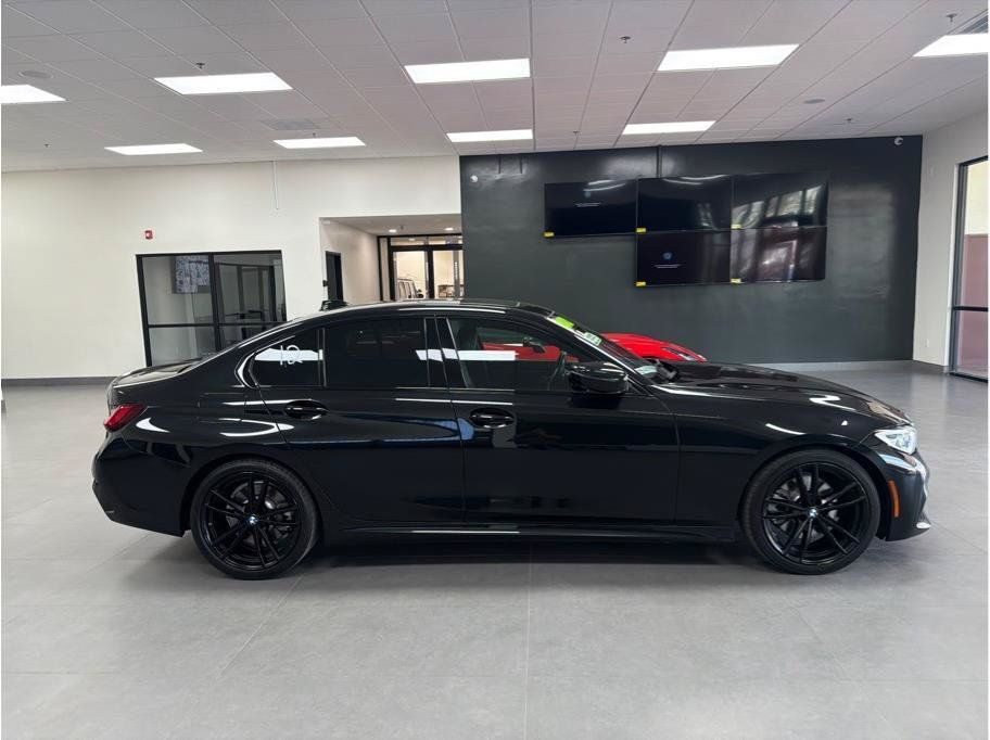 Used 2022 BMW 330i Sedan w/ M Sport Package RWD image 4