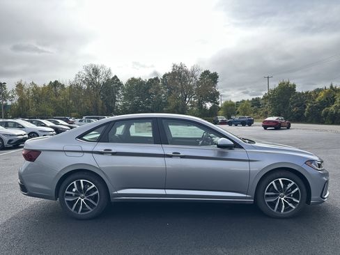 New 2025 Volkswagen Jetta SE image 4