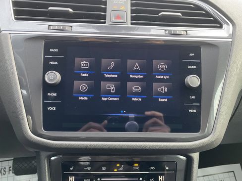 Used 2023 Volkswagen Tiguan SE image 25