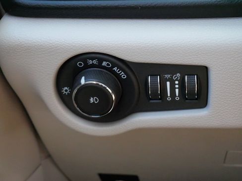 Used 2023 Chrysler Pacifica Touring-L FWD image 26