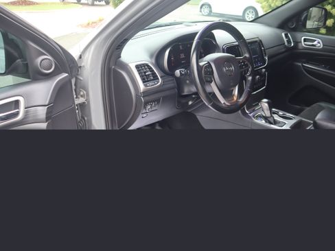 Used 2020 Jeep Grand Cherokee Altitude AWD/4WD image 3