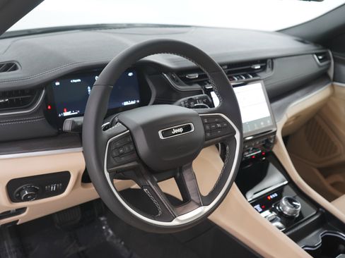 Used 2025 Jeep Grand Cherokee Limited w/ Luxury Tech Group II AWD/4WD image 21