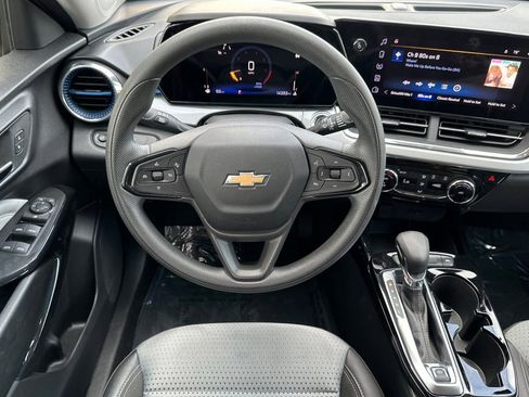 Certified 2025 Chevrolet Trax LT image 14