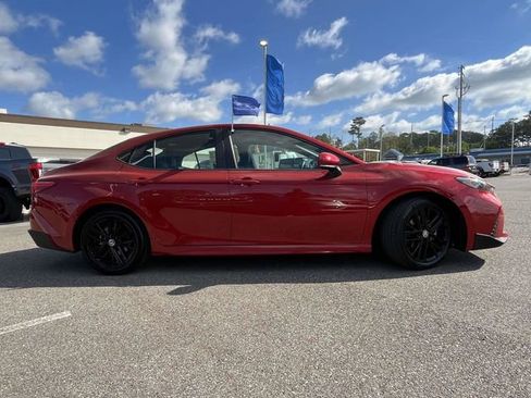 Used 2025 Toyota Camry SE image 3