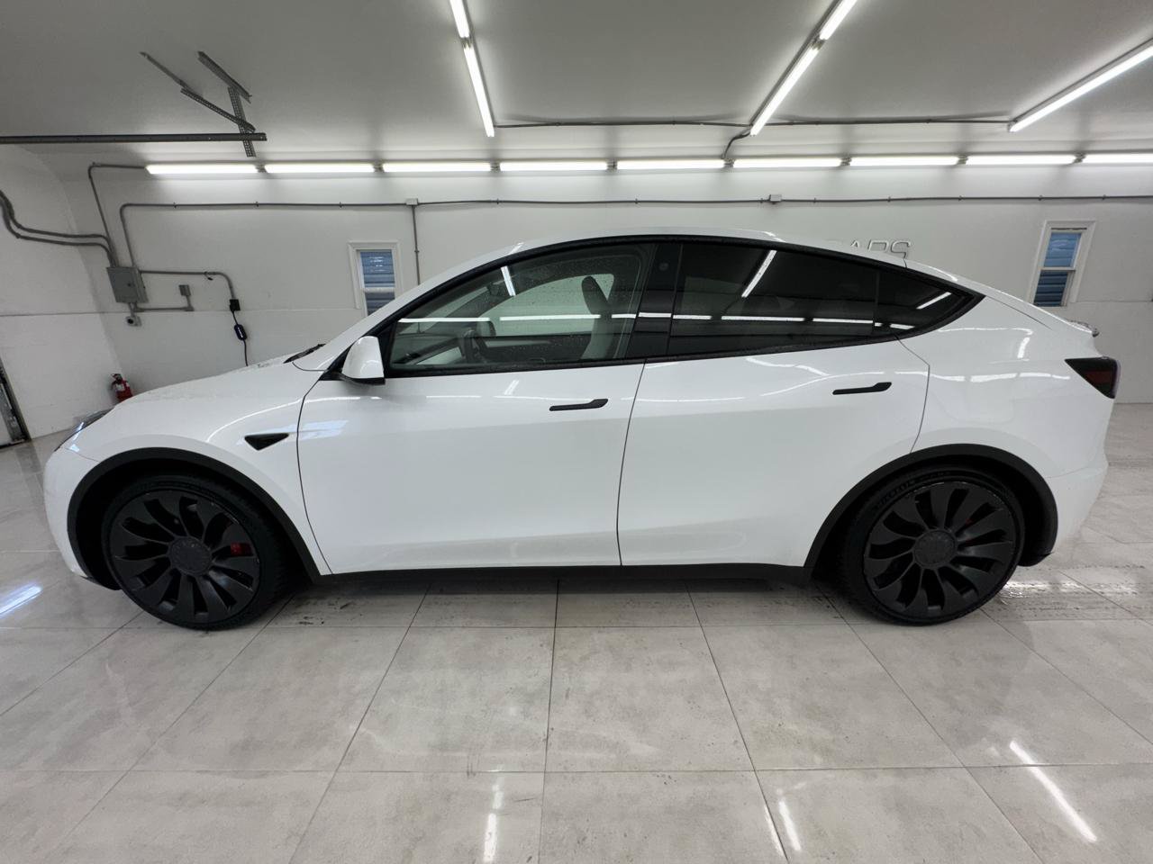 Used 2023 Tesla Model Y Performance AWD/4WD image 10