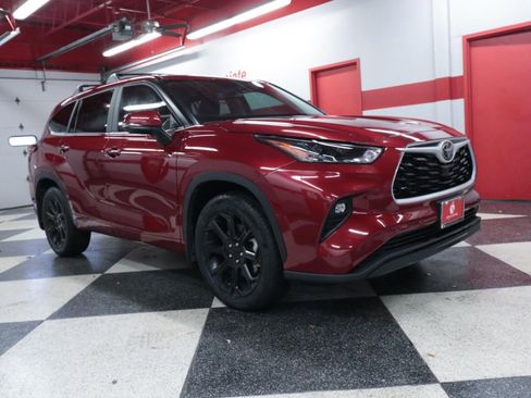 Used 2023 Toyota Highlander LE image 2