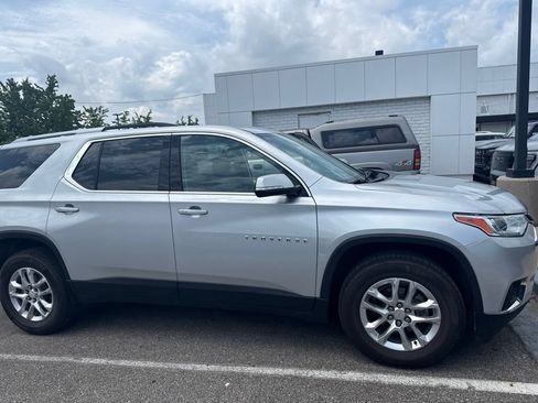 Used 2018 Chevrolet Traverse LT FWD image 3
