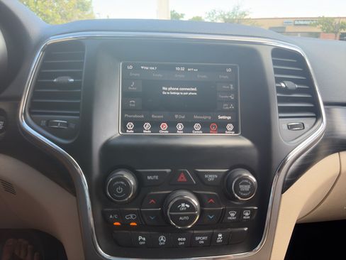 Used 2019 Jeep Grand Cherokee Laredo AWD/4WD image 17