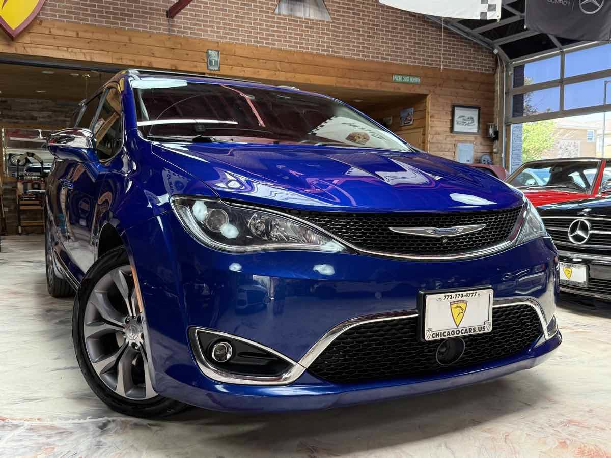 Used 2018 Chrysler Pacifica Limited w/ Tire & Wheel Group FWD image 3