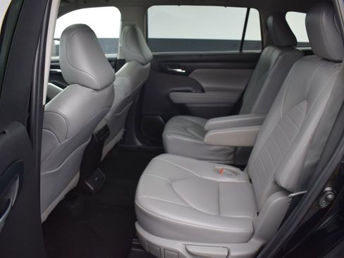 Used 2022 Toyota Highlander XLE image 15