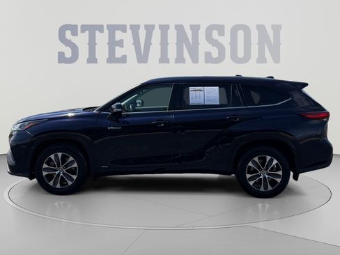 Used 2020 Toyota Highlander XLE AWD/4WD image 2