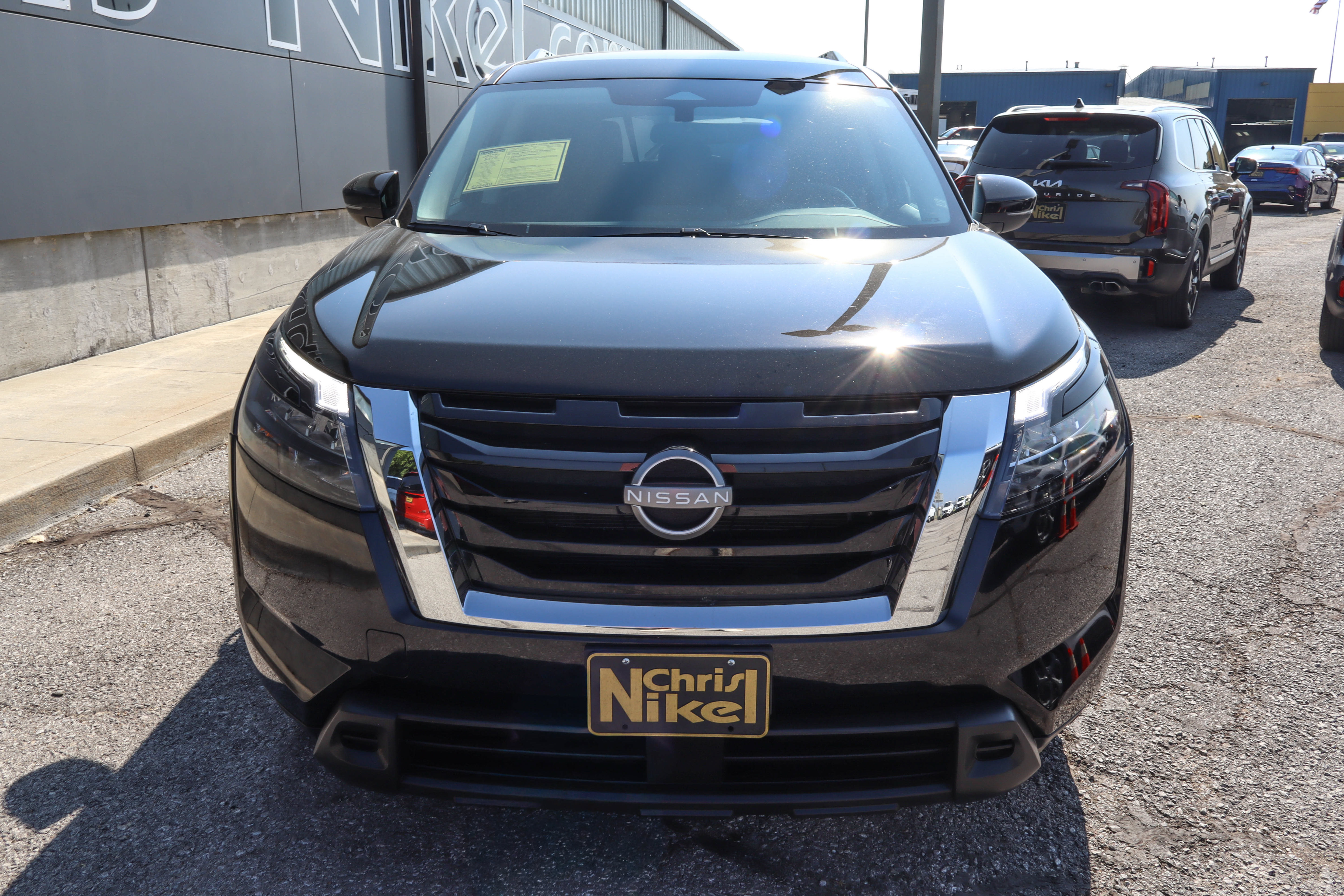 Used 2025 Nissan Pathfinder SV FWD image 2