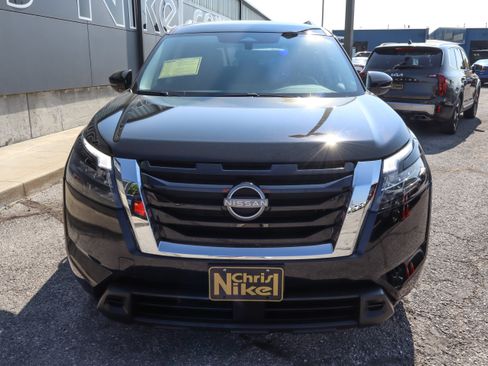 Used 2025 Nissan Pathfinder SV FWD image 2