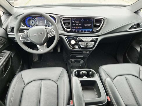 Used 2025 Chrysler Pacifica Select FWD image 9