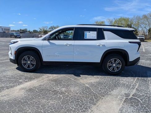 Used 2025 Chevrolet Traverse LT image 4