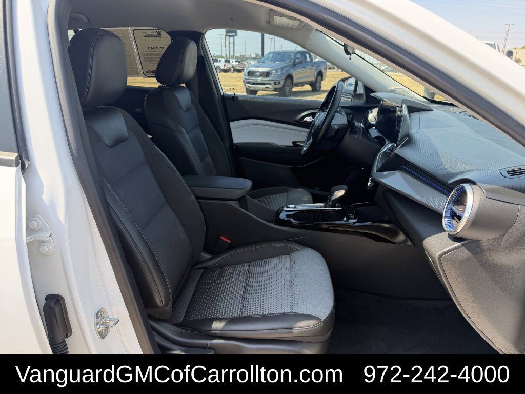 Used 2024 Chevrolet Trax LT w/ Driver Confidence Package FWD image 31