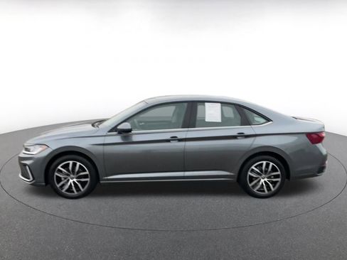 Used 2025 Volkswagen Jetta SE image 9