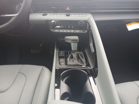 New 2025 Hyundai Elantra Limited FWD image 11