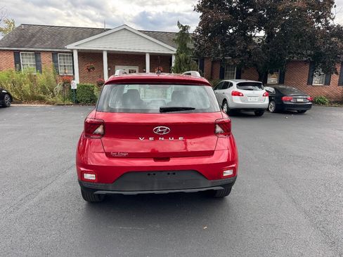 Used 2023 Hyundai Venue Limited FWD image 6