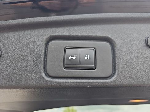 Used 2025 Nissan Pathfinder SV FWD image 32