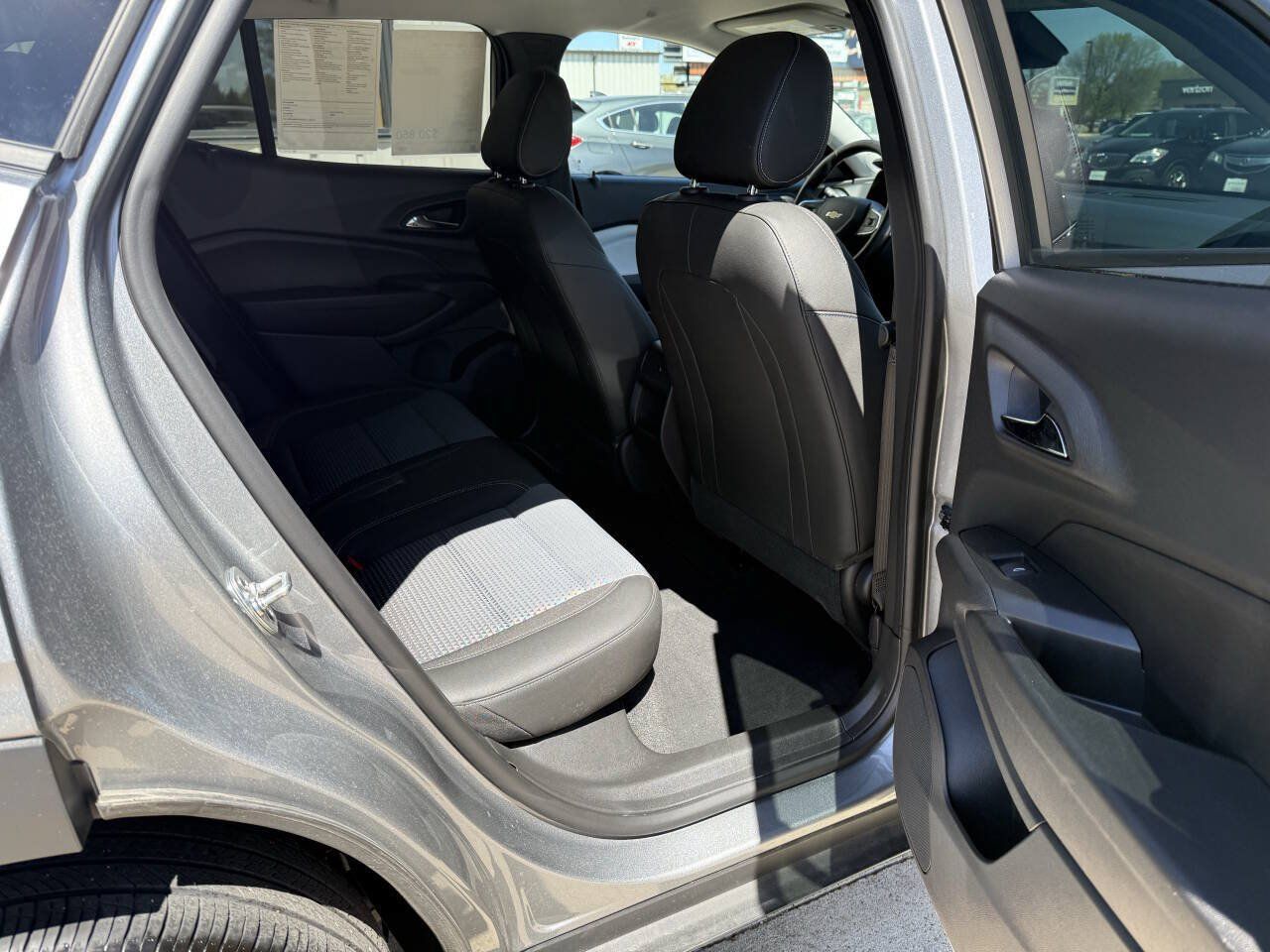 Used 2025 Chevrolet Trax LT w/ LT Convenience Package FWD image 12