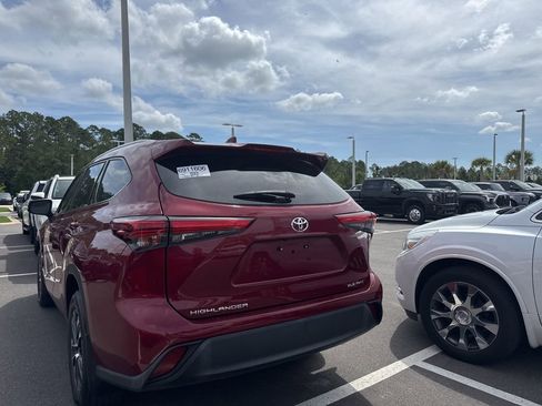Used 2022 Toyota Highlander XLE image 3