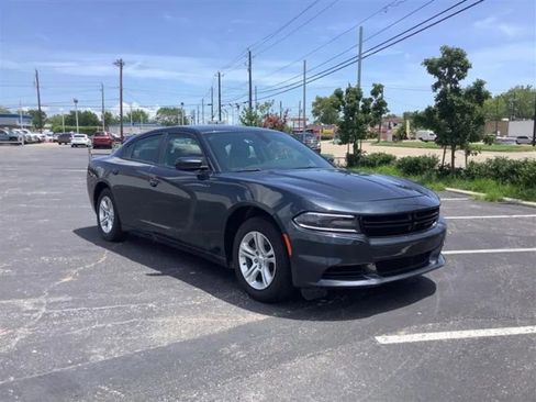 Used 2019 Dodge Charger SXT image 2