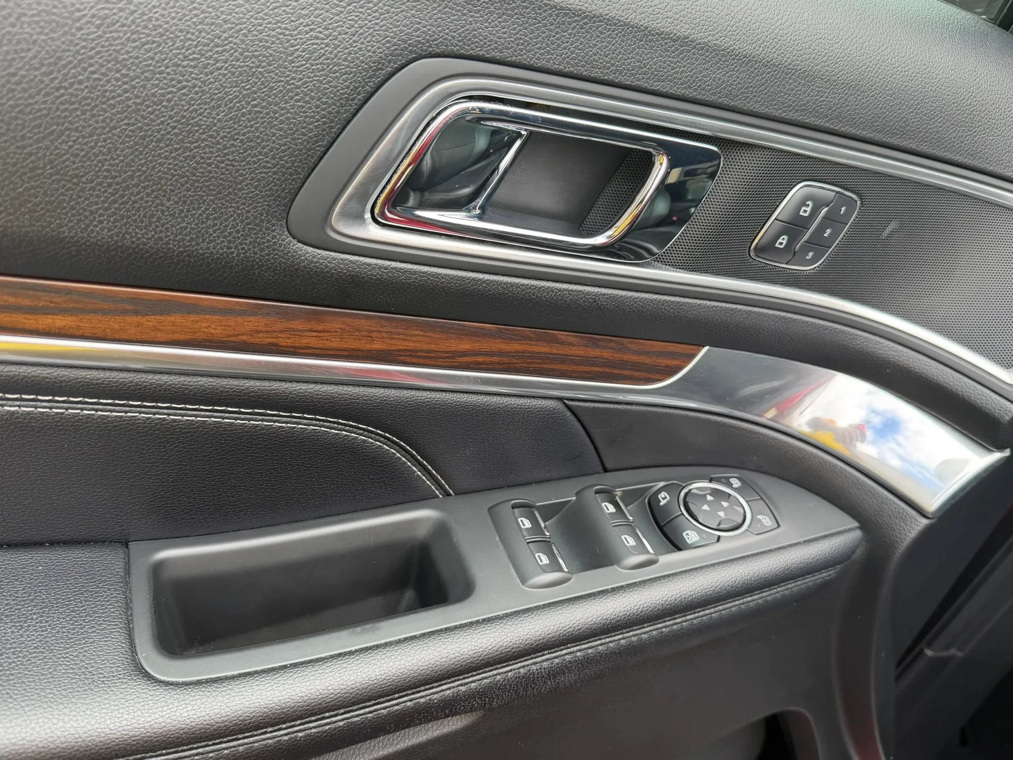 Used 2017 Ford Explorer Limited FWD image 29