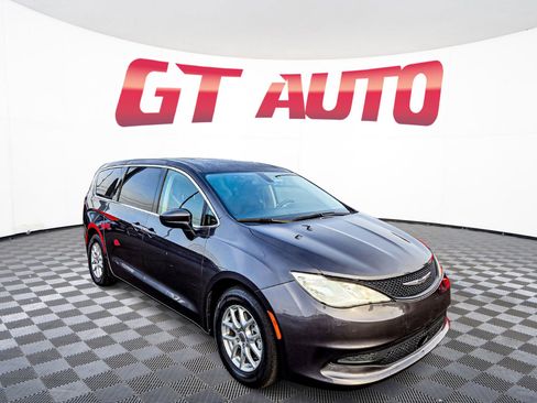 Used 2022 Chrysler Voyager LX image 1