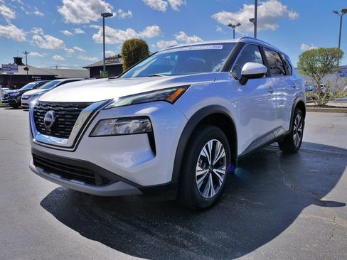 Used 2023 Nissan Rogue SV w/ SV Premium B Package image 3